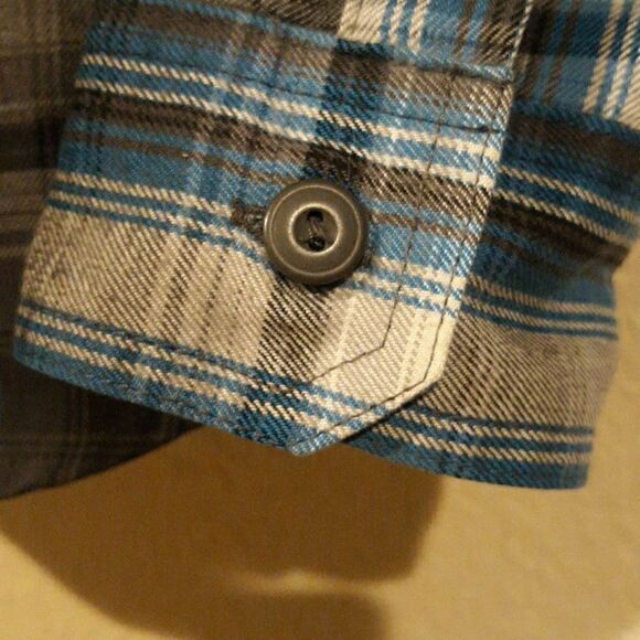 Eddie Bauer, First Ascent, button down longsleeve. Mens medium., new condition - Picture 5 of 8